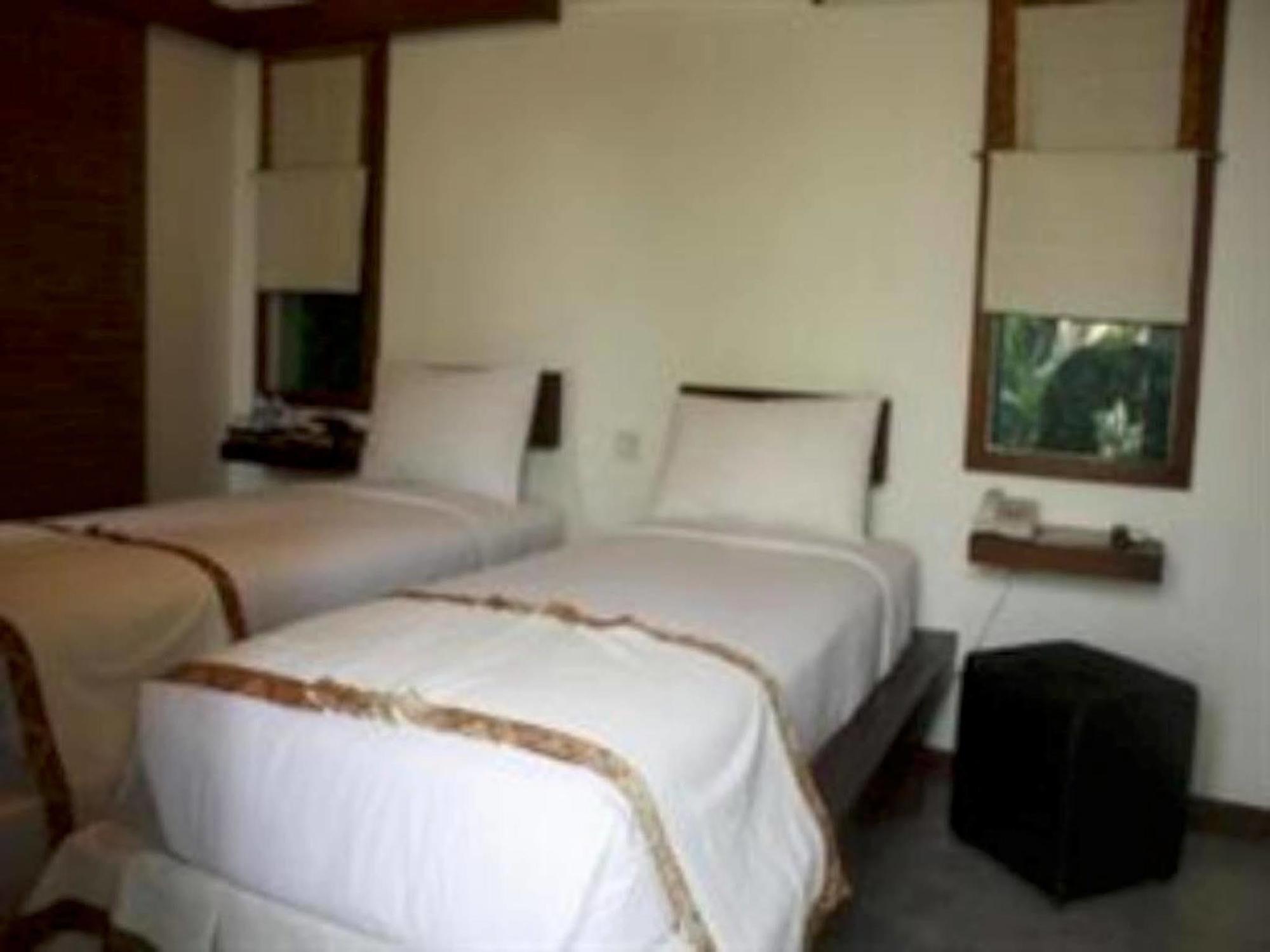 Flores Gallery Hotel Bandung Exterior foto